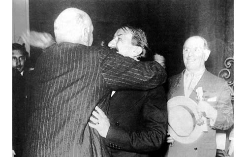 Alvear abraza al senador Alfredo Palacios, cuando este lo ayudó a salir de la cárcel en 1933.